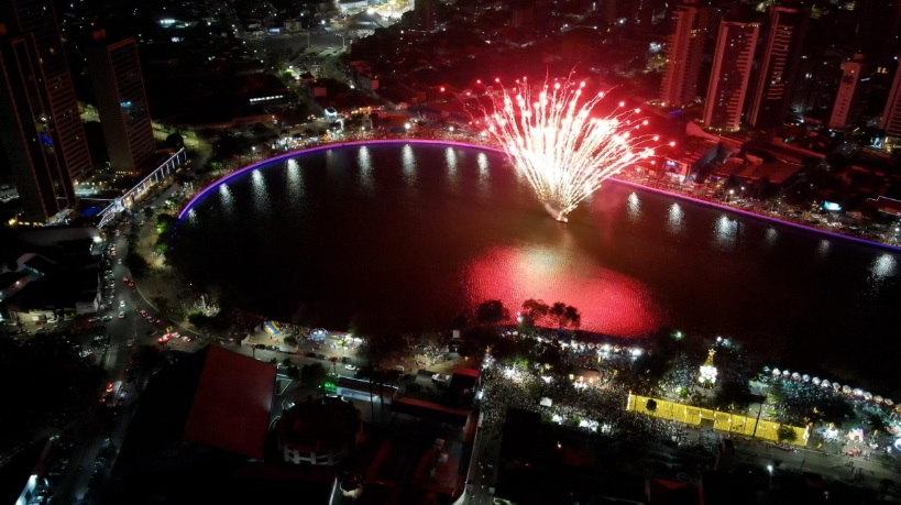 Com grandes atrações musicais e show pirotécnico de baixo estampido, réveillon de Campina Grande reúne multidão